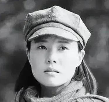 1937年，15岁女红军被敌人抓住，正要被砍头时，一名敌军官走过来，摸摸她的脸：