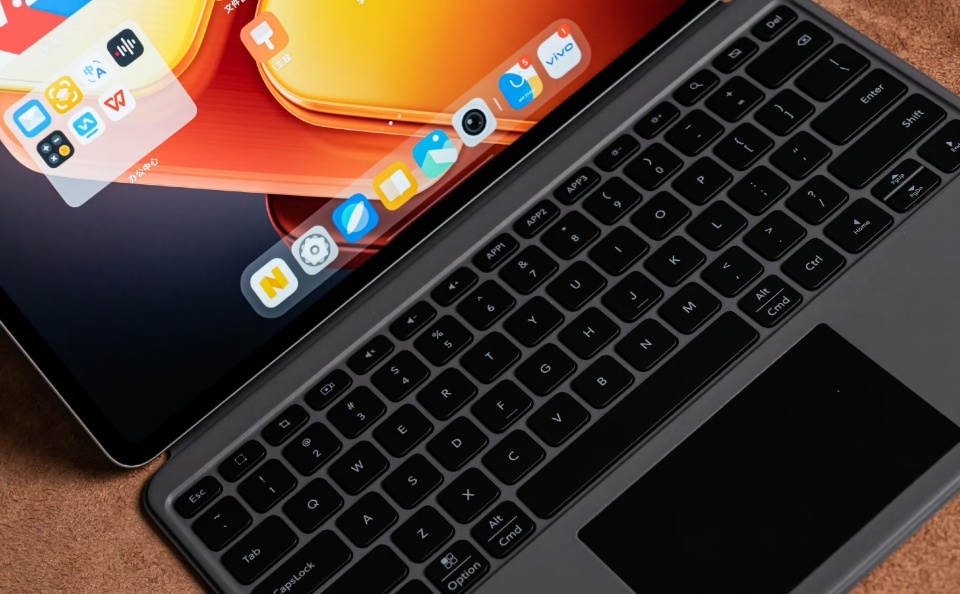 iQOO Pad2 Pro【银翼】   一体化轻薄金属机身设计下，带来的手感和质