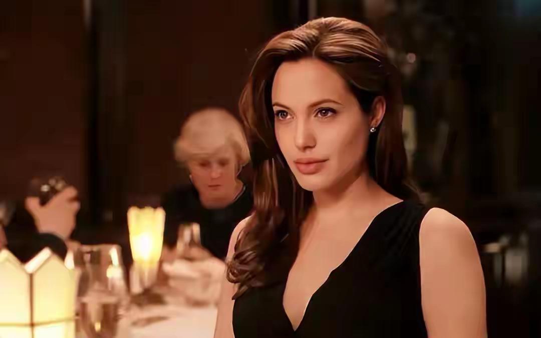 巨星都不给面！朱莉访乌保镖被强征，乌征兵黑幕藏不住了
 
好莱坞巨星安吉丽娜·朱