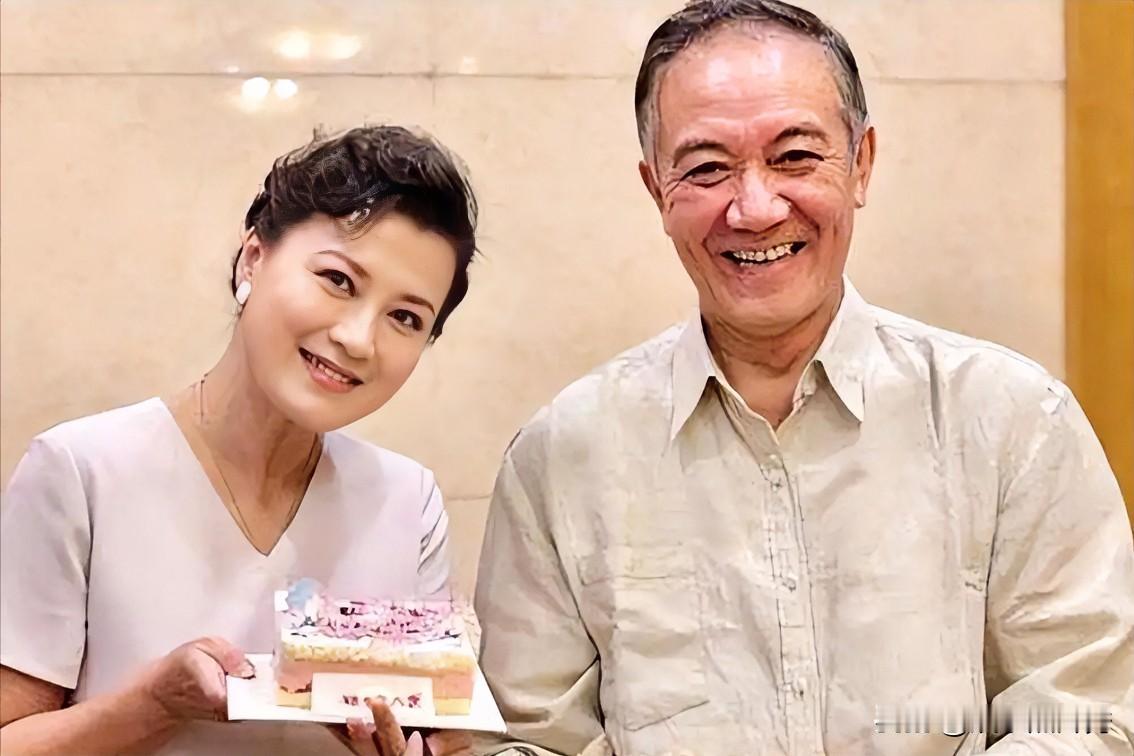 很般配的“老戏骨”夫妻，在一起23年，没有一点绯闻！

李幼斌“满面红光”笑起来