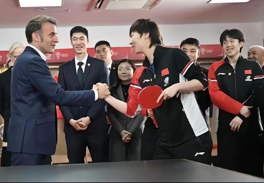世界女乒冠军王曼昱，要把这张照片好好珍藏。法国总统马克龙在成都访问期间，到乒乓球