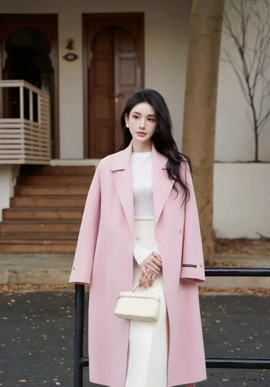 粉呢外套配奶白长裙，一整个秋天都在为温柔让路[比心][比心][比心]
粉棕色穿搭
