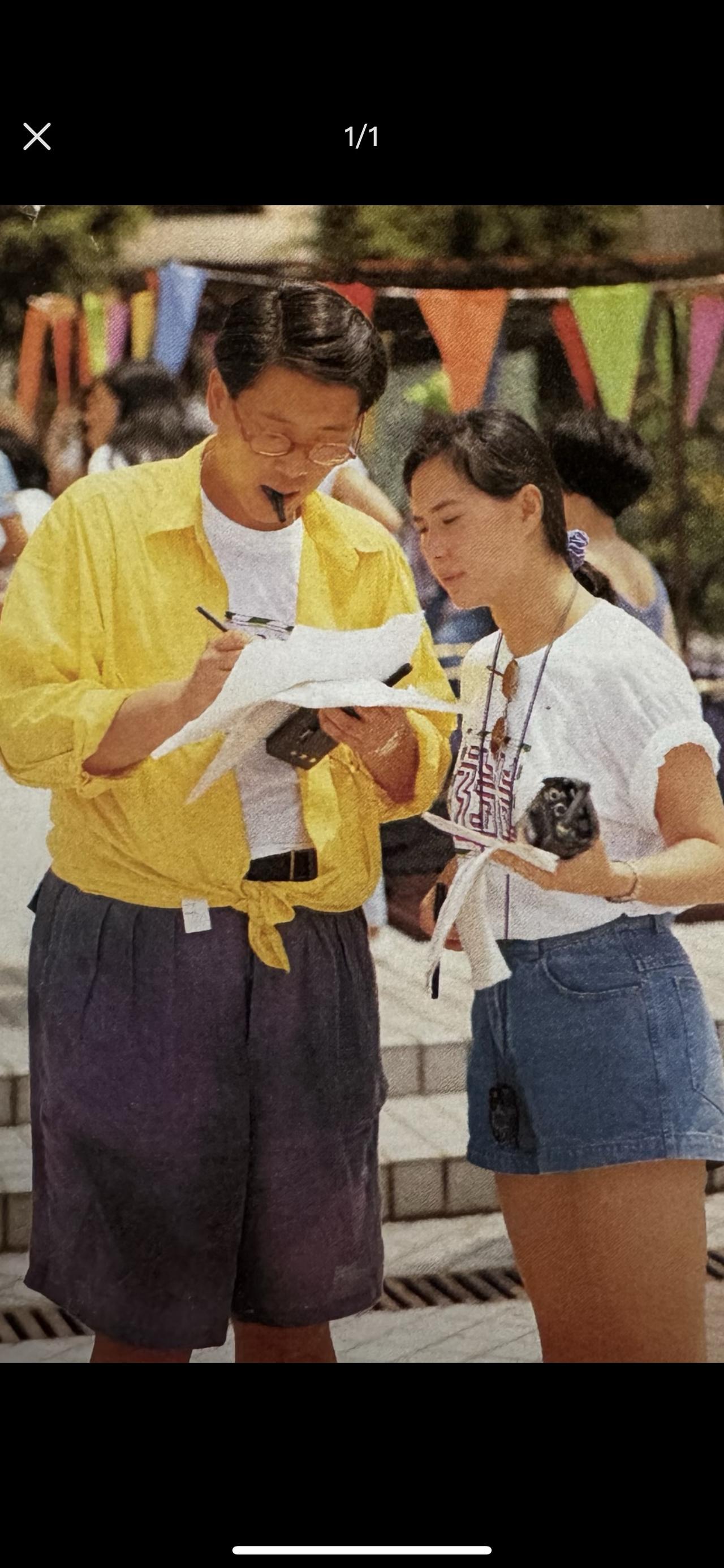1991年，何超琼和许晋亨一同出席某爱心慈善比赛。

照片中的两人看上去十分登对