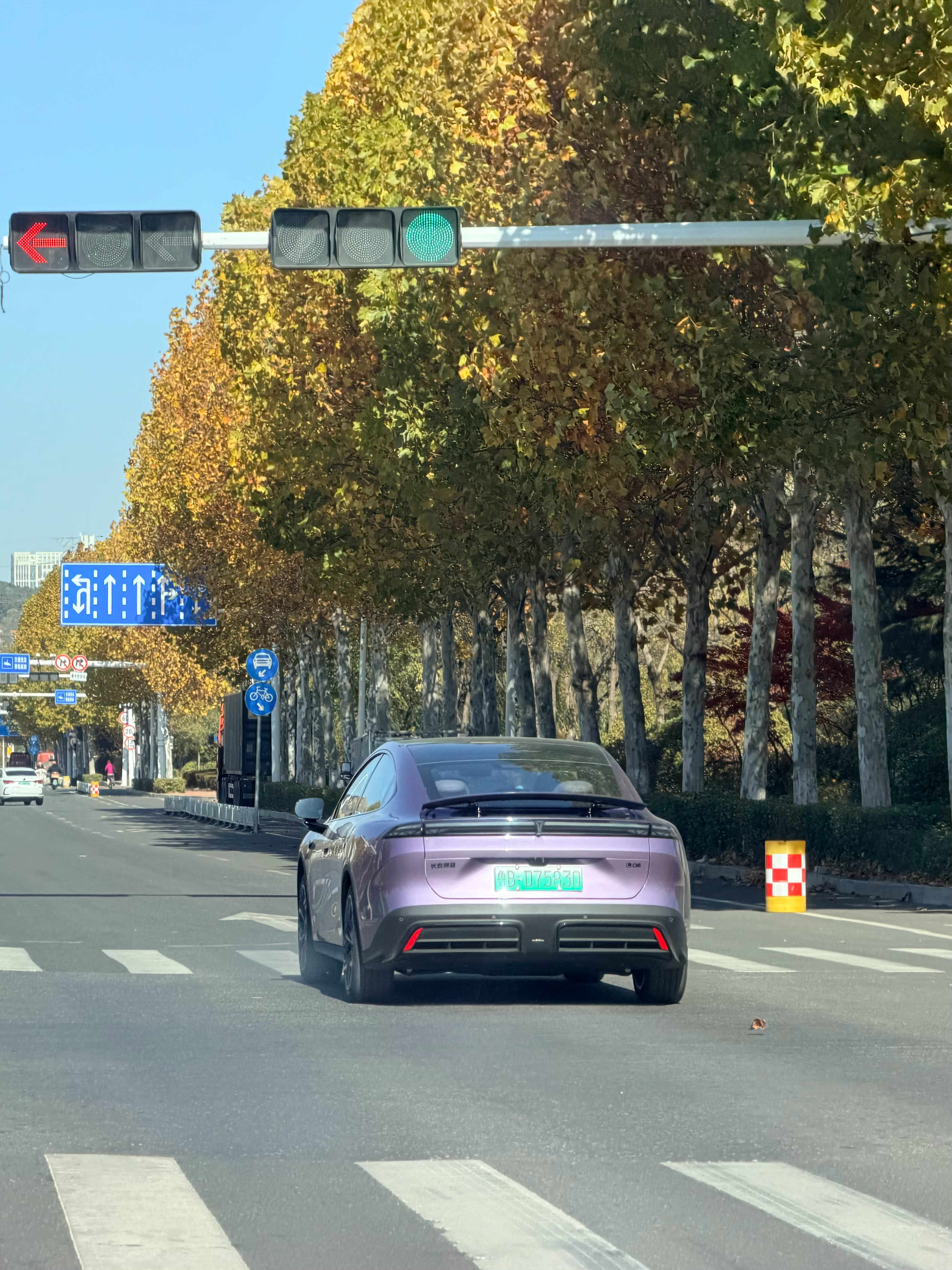 白天路上正好碰到试驾车，听说它有百万级超跑的驾控品质，回去有机会去试试怎个事。