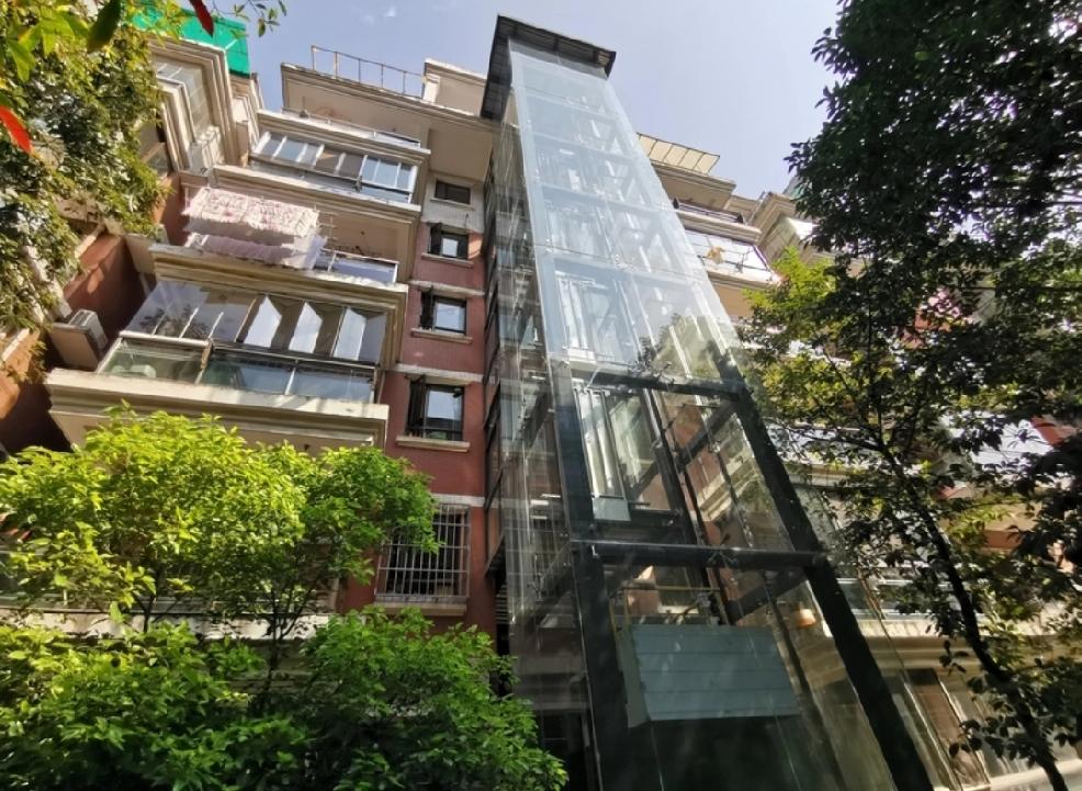 说服楼梯房居民加装电梯确实是个难题，消费观念、收入和年龄差异让大家想法不同。四楼
