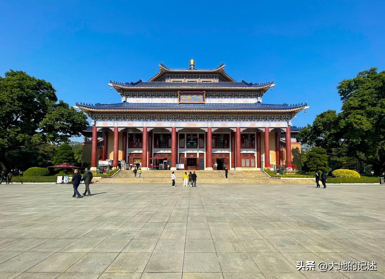 在冬日柔和阳光照射下，一切显得很美，随意地走走，既能锻炼身体、欣赏美景，又可以增