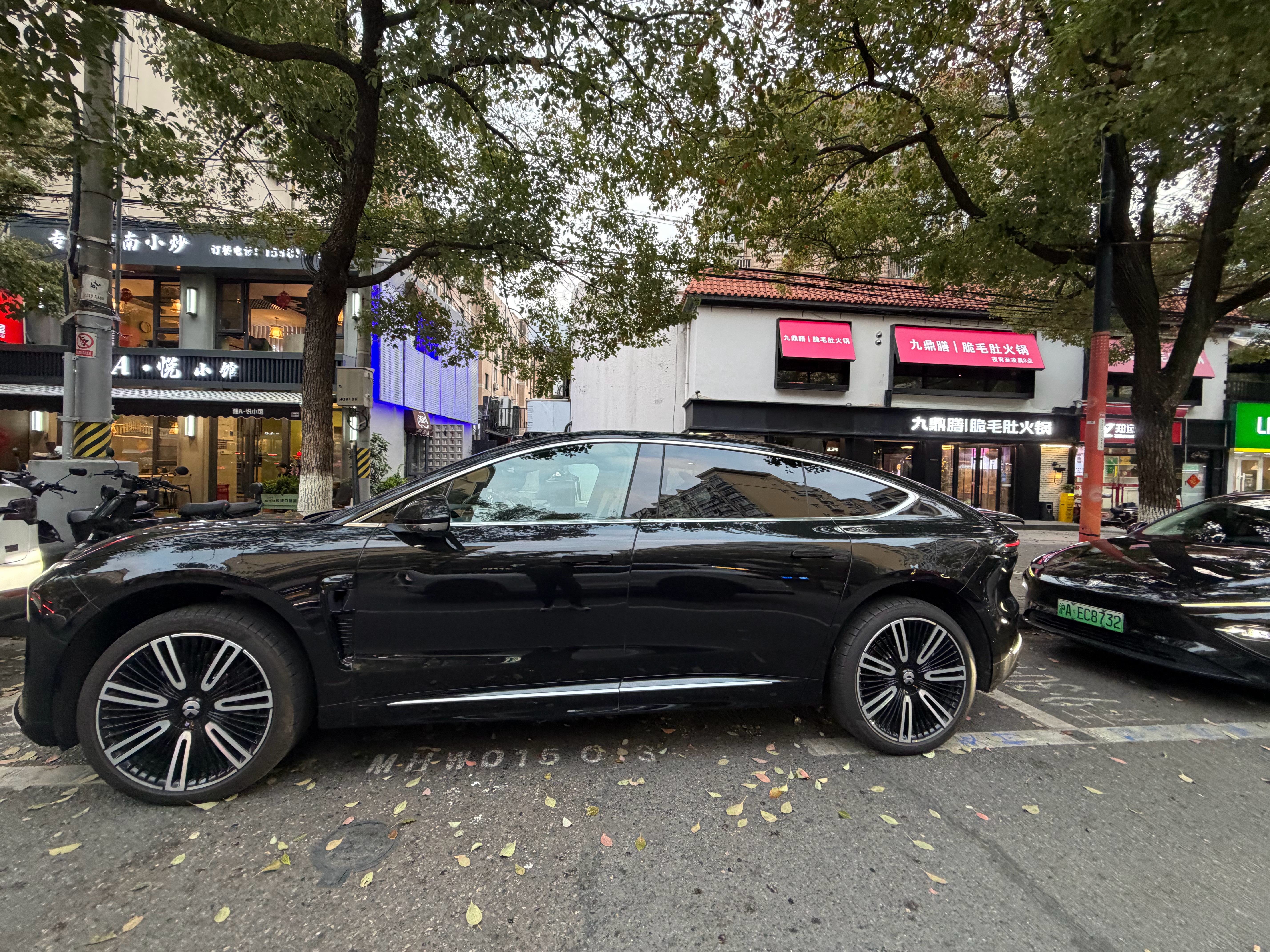 现在商场停车太难了，特别我的车太大了，经常进去15分钟没位置，所以还是街边的餐厅