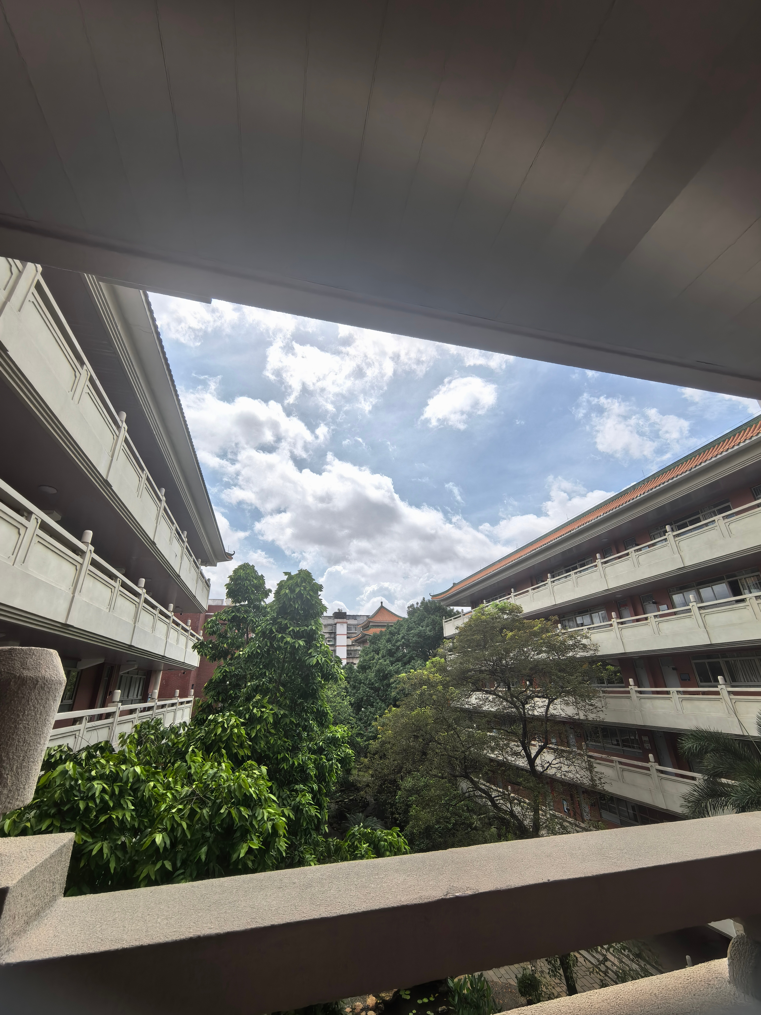 本周五散学典礼！转眼就到学期末，苦中作乐更快过。早晨老友记！[抱拳]