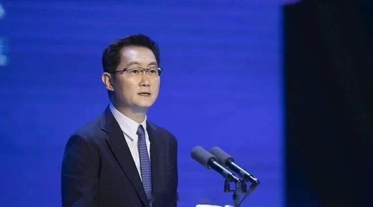 马化腾回应AI掉队腾讯马化腾称一年前以为上了 AI 的船结果发现漏水了，现在站上