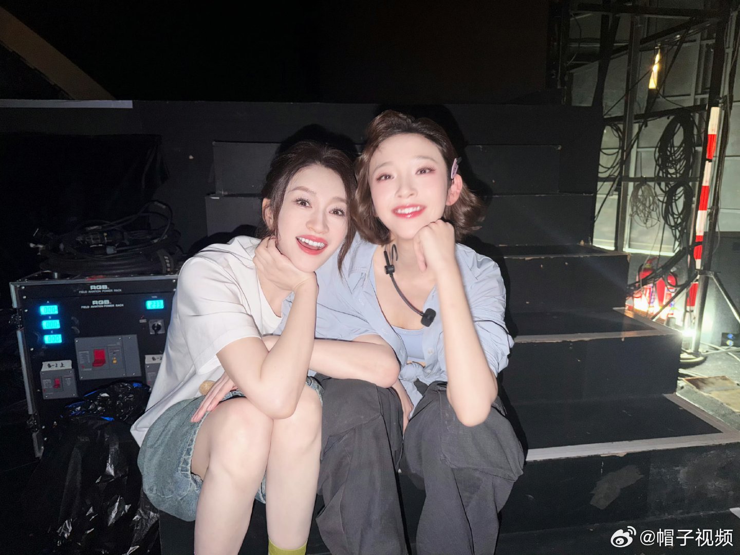 李小冉唐艺昕合影李小冉晒和唐艺昕合照李小冉晒和唐艺昕合照，在后台等着走台都要粘在