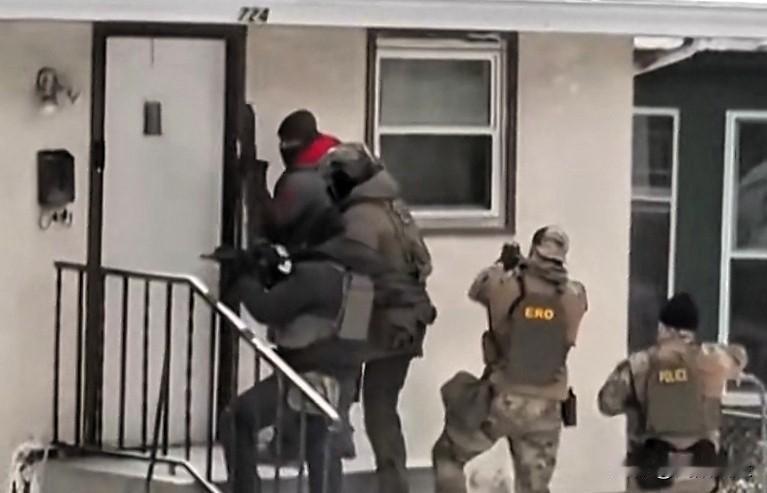 当地时间1月18日，美国移民及海关执法局（ICE）人员在明尼苏达州圣保罗市突袭了