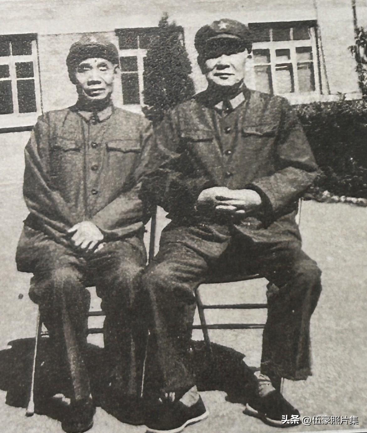 1976年，刘震（右）与吴信泉（左）的合影，两位开国将军有着长达近四十年的革命情