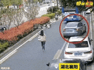 开门杀见多了，开门把自己“杀”了的还是头回开眼！视频里那女生，小跑着冲路边小车，