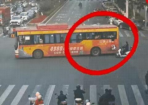 你看到了吗？
又是一挺身而出，见义勇为者的身影，扔下自己的电动车，奋不顾身的奔向