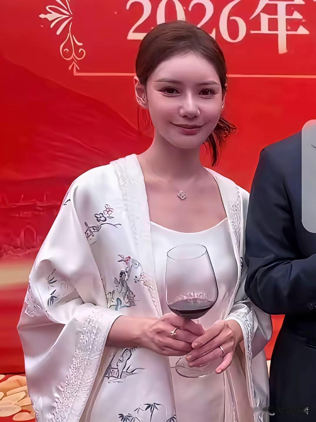 马筱梅陪汪公子
参加完两岸联谊会后

有网友依旧把她
夸上天我不奇怪

也有网友