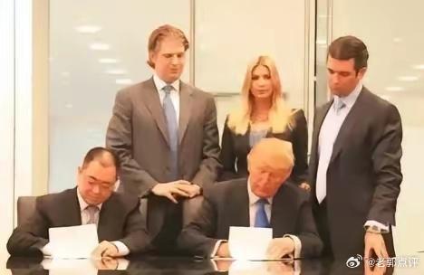 老照片故事。   2008年，恒大如日中天，许家印达到了人生巅峰，甚至和美国特朗