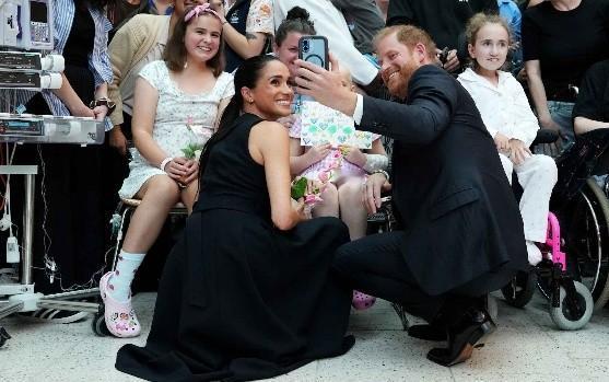 看到哈里在澳大利亚的笑脸，感觉哈里你还是承认吧，这才是你的舒适区。

4月14日