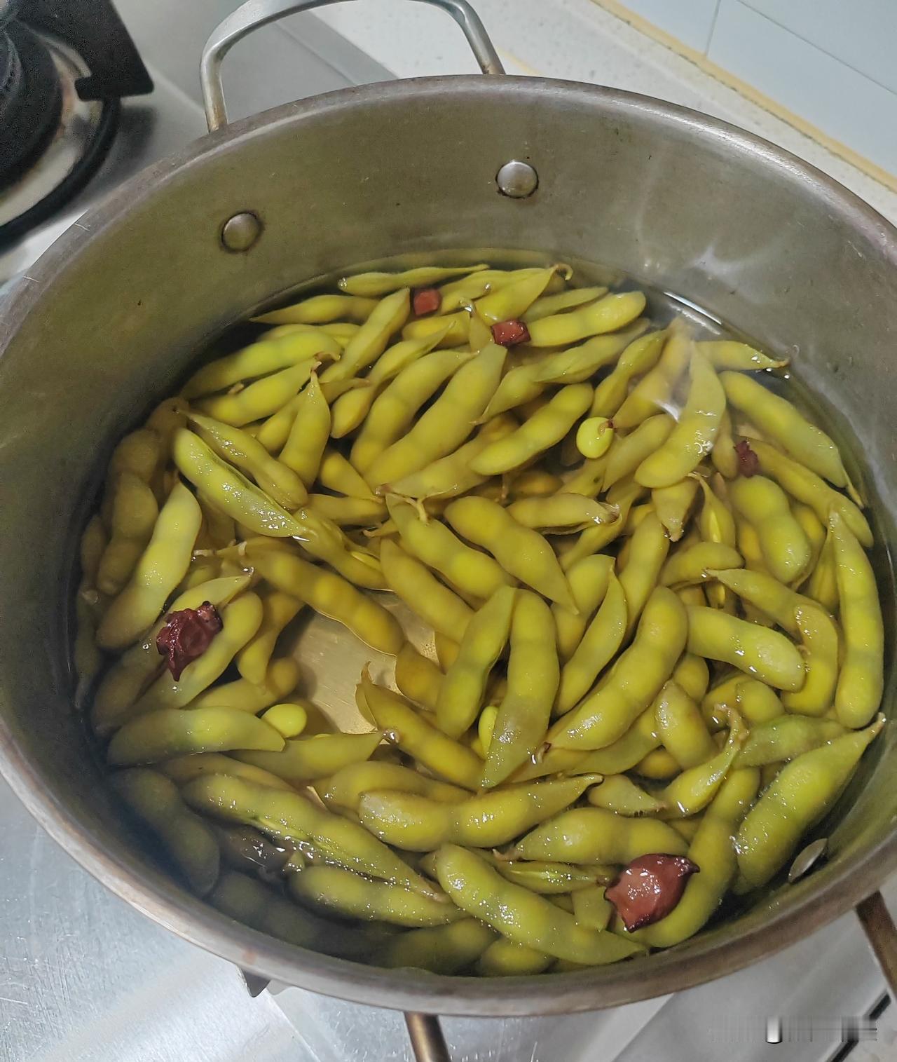 晒个什么图呢，那就晒个煮毛豆和煮玉米的图片，这是昨天晚上的两人晚餐，年龄大了晚上