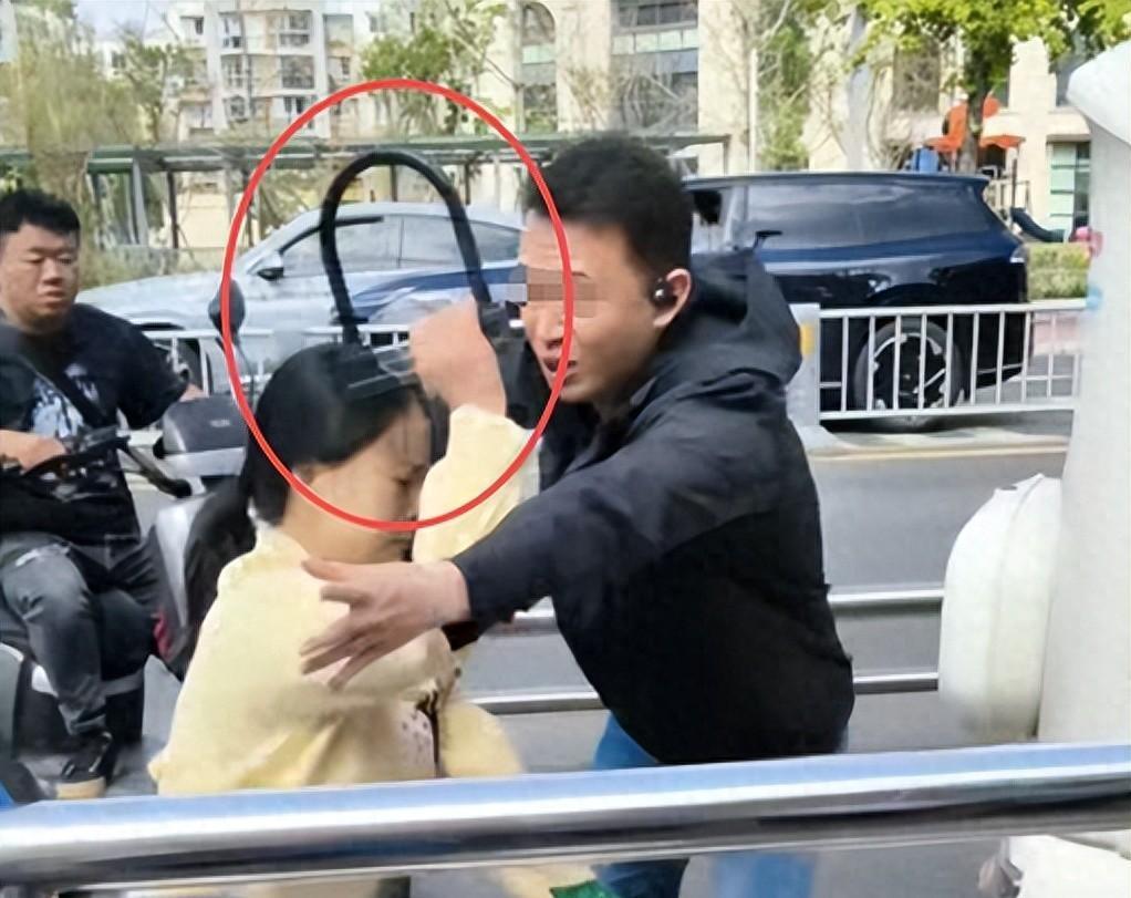 两个心智不成熟的宝妈骑电动车接孩子在校门口接孩子大打出手，孩子谁接呀？当时一个进