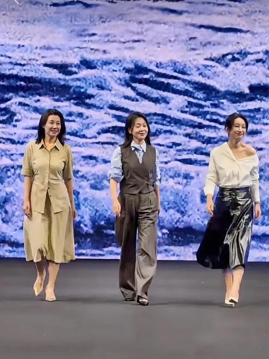 三位女神秦海璐和闫妮我认识，旁边女神是谁？