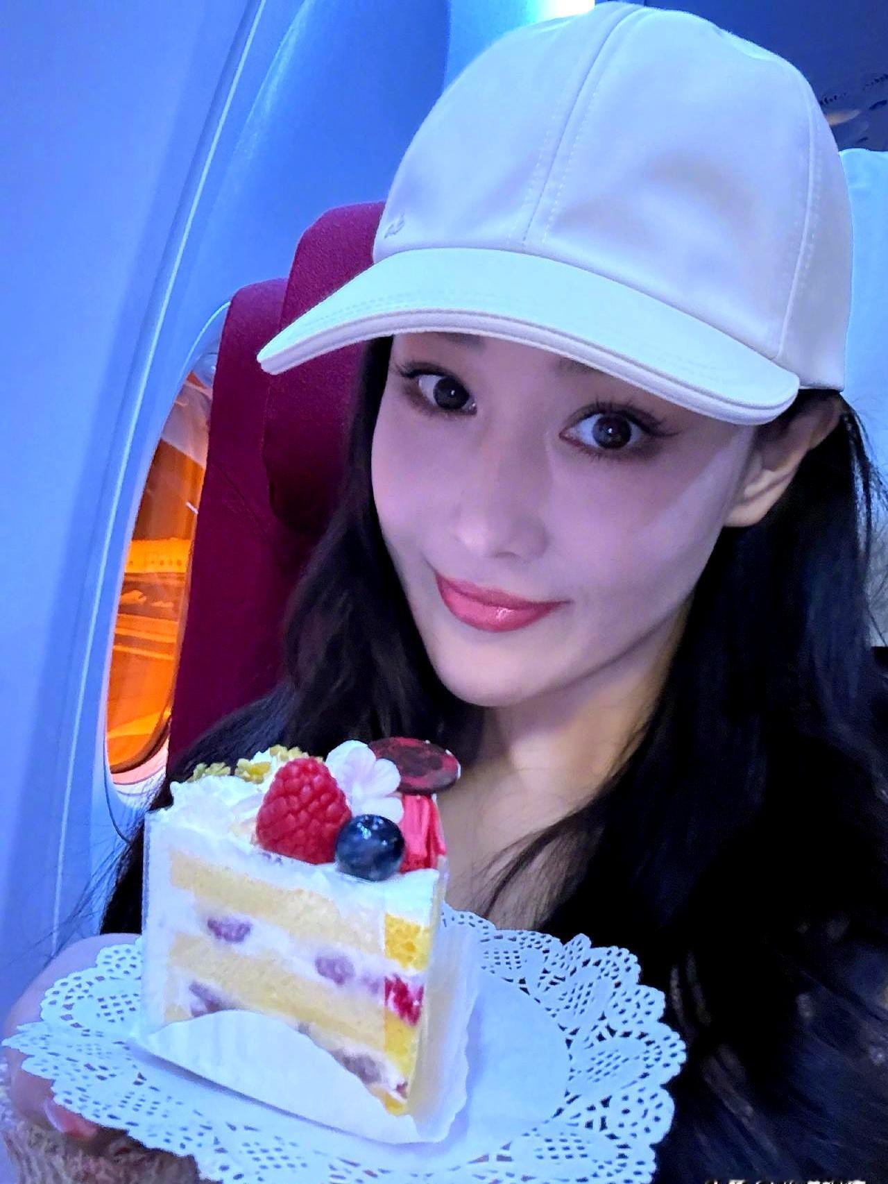 故意吃胖两斤，病竟然好了。
 
就为了舞台上那件旗袍，张馨予硬生生把自己从110