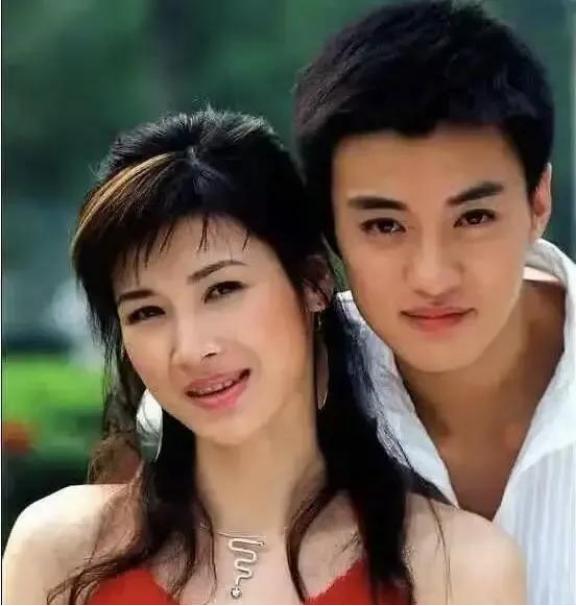 2011年，演员童蕾去长江商学院深造，不久之后便向同居六年的男友周一围提出了分手