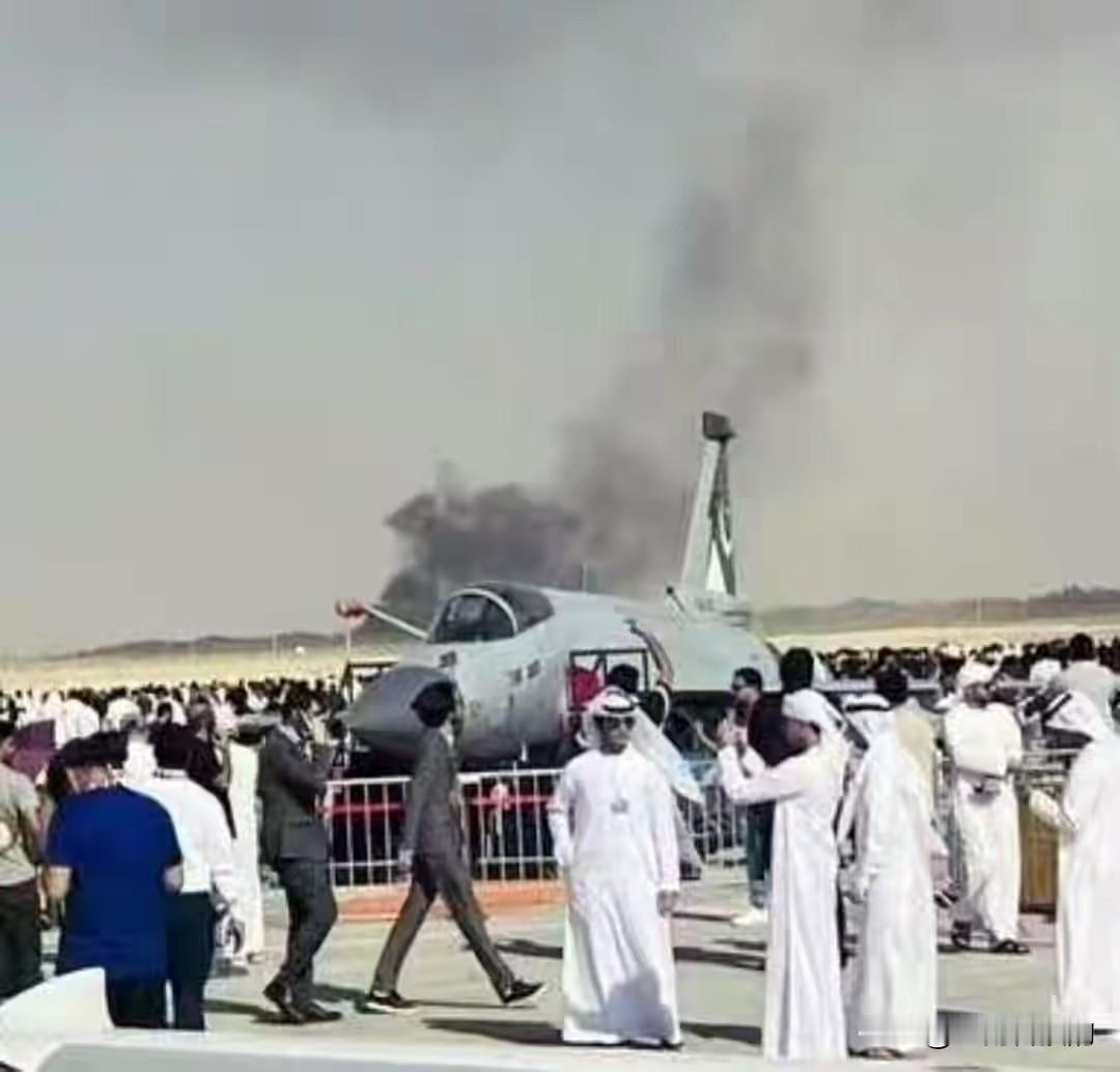 要说这几天最大的热点，应该是三哥家的事了，光辉战机无弹射坠机，机毁人亡！

这一