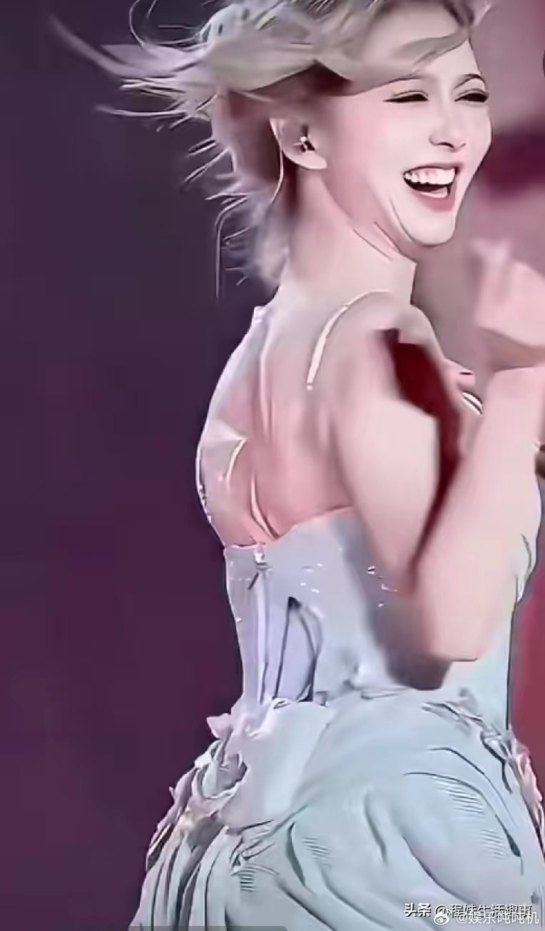 薛凯琪的演唱会门票价格炒上了天，出现各种黄牛倒票。好像她也没有什么惊艳的唱功，但