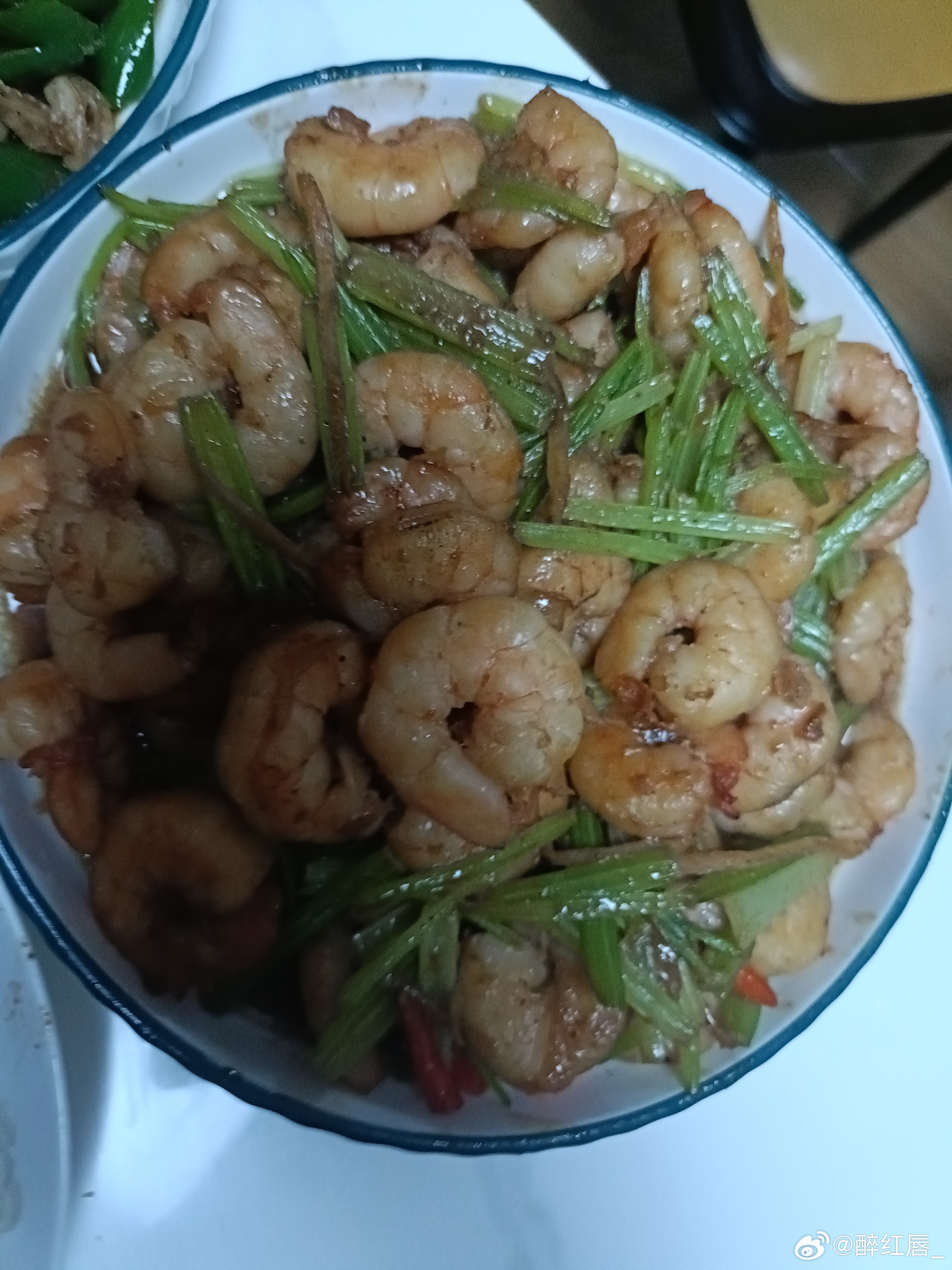 想吃老公做的烤羊排和拌菜了。麻辣海鲜和小龙虾🦞也想吃！ 