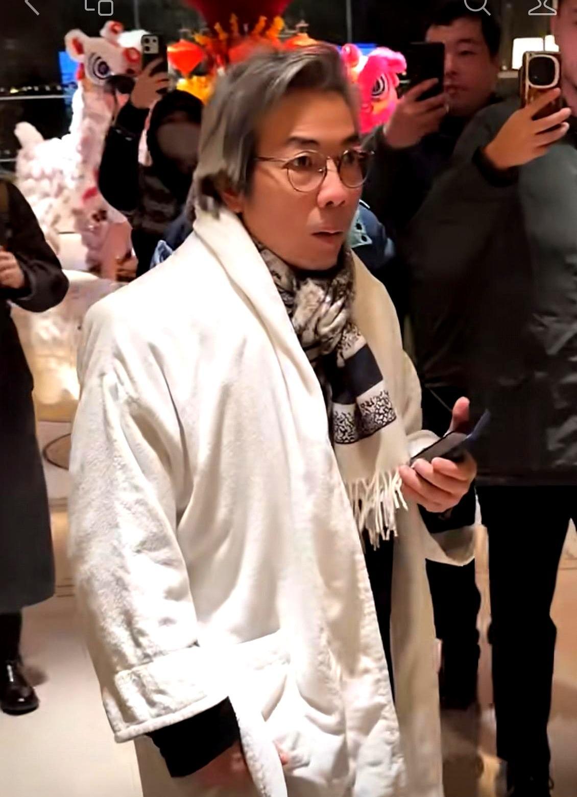 王菲春晚妆容翻车，几亿人喊化妆师滚蛋！结果她本人30年没换过他，连句解释都懒得给