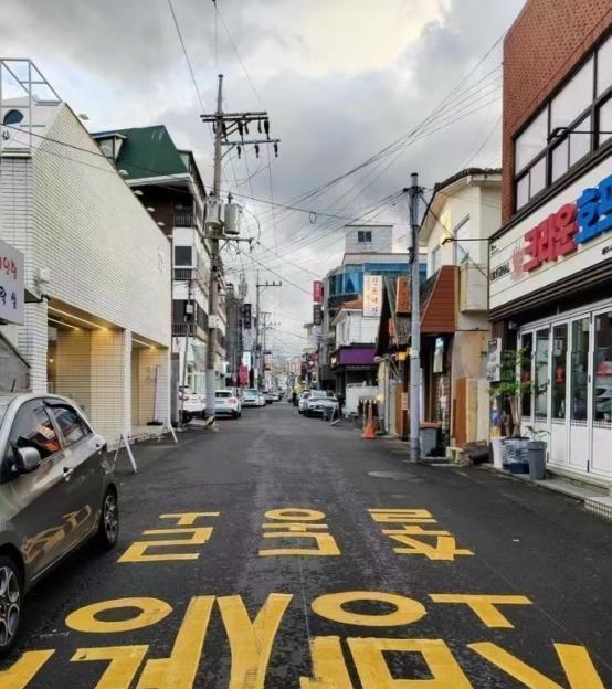 中国人不高兴的后果有多严重呢？2016年，韩国人联名请愿，要求拒绝中国游客进入济