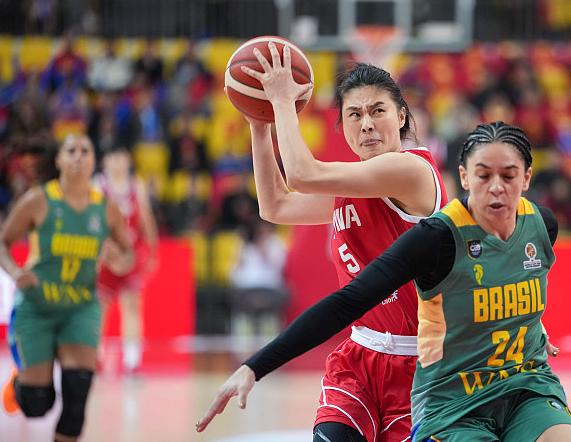 王思雨21分，中国女篮加时赛险胜巴西。
3月4日，中国女篮热身赛迎战全主力的巴西