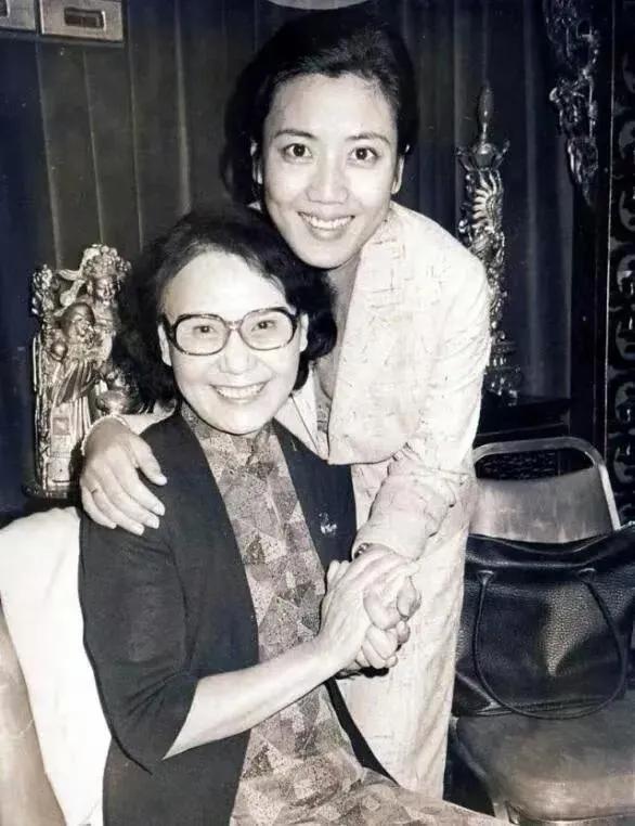 白杨老师与李秀明的合影
白杨是她们那批演员里的领跑者，成名最早
李秀明也是她们这
