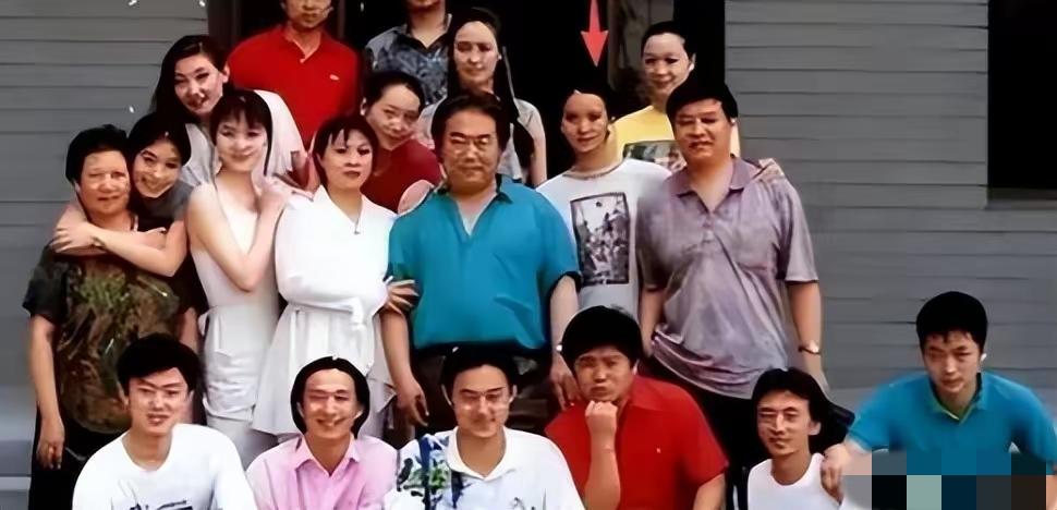 老照片中，我只认识黄磊和谢兰！
你呢？