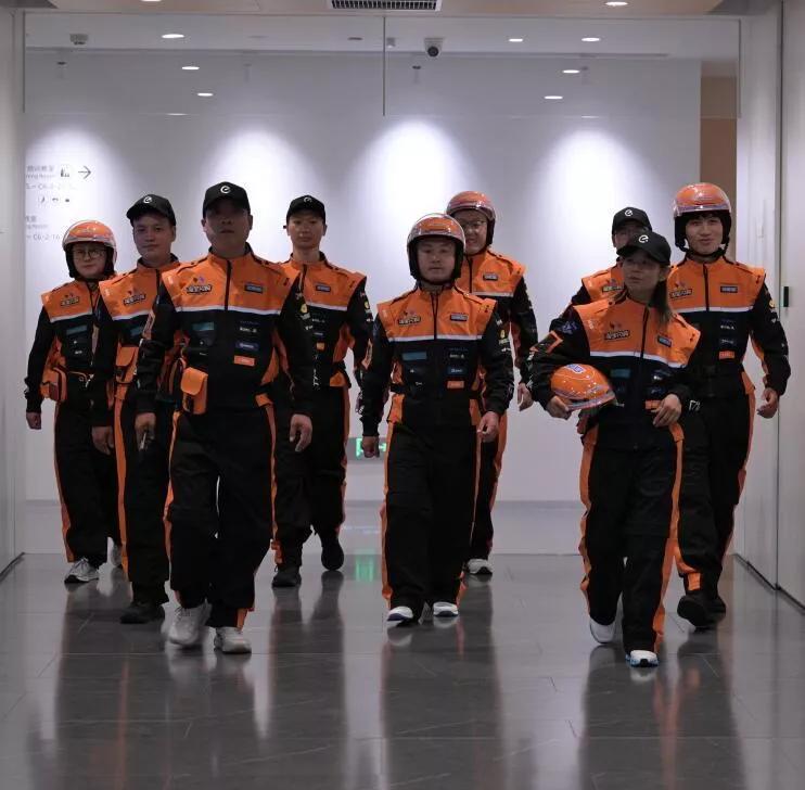 淘宝闪购衣服一亮相，其他外卖员的工装被卷到了。


白居易在《长恨歌》里面形容