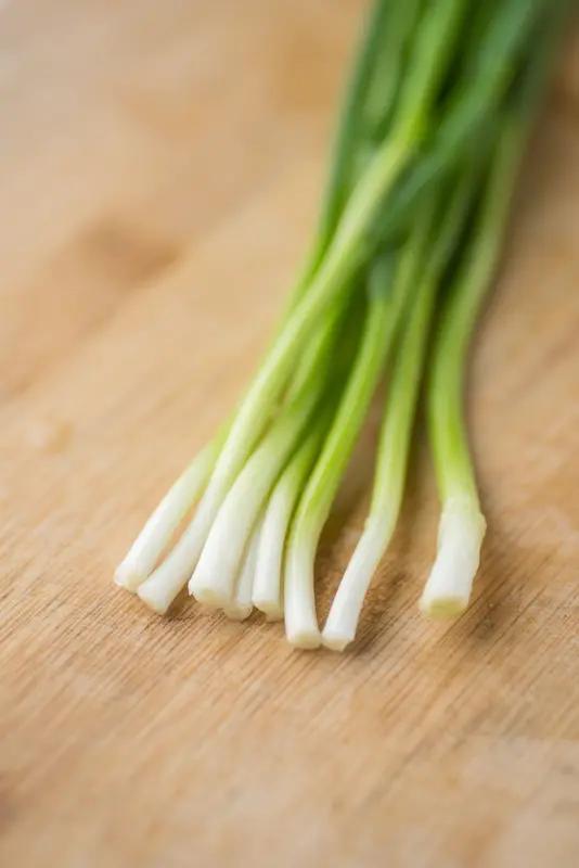 食疗方法治疗感冒，就用切几片生姜，大葱，加水熬好后少加红糖适量，对风寒感冒，流鼻