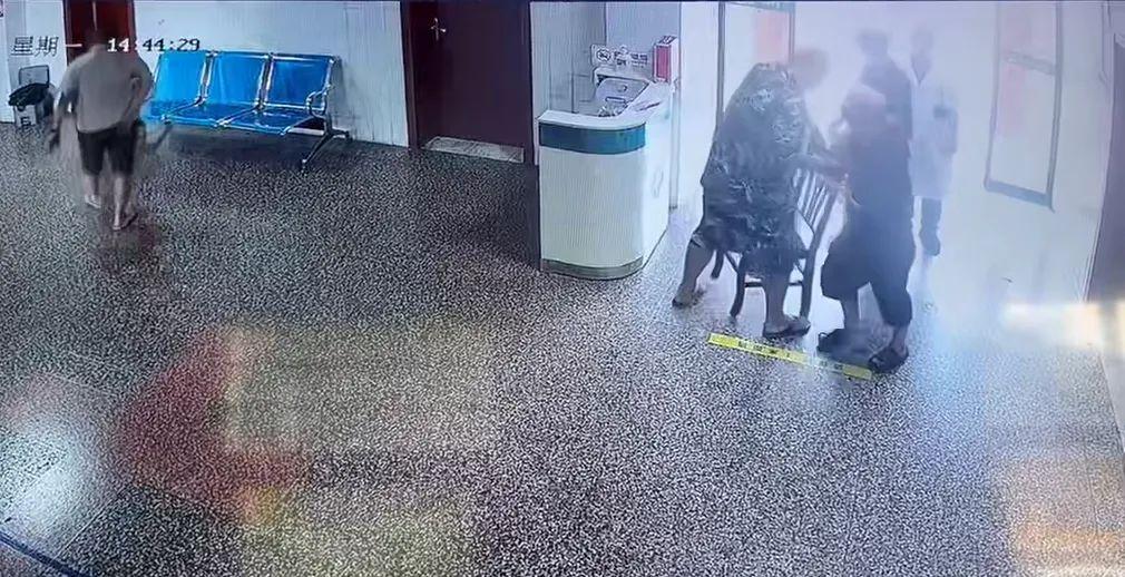 “太离谱了！”湖南岳阳，一家医院里，两名男子爆发冲突，其中一人被对方持续殴打，被
