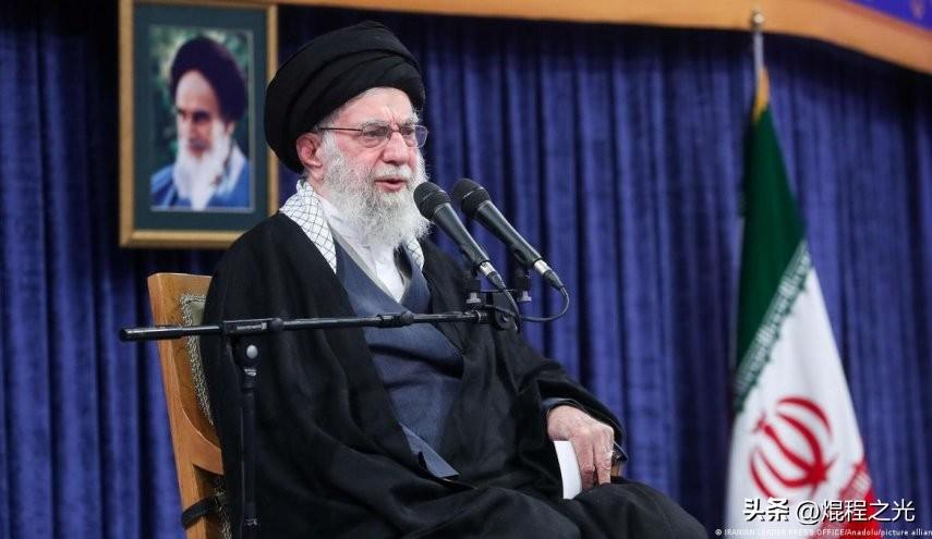 中东火药桶彻底引爆！哈梅内伊遇刺身亡，美以情报网幕后黑手浮出水面！

德黑兰万人