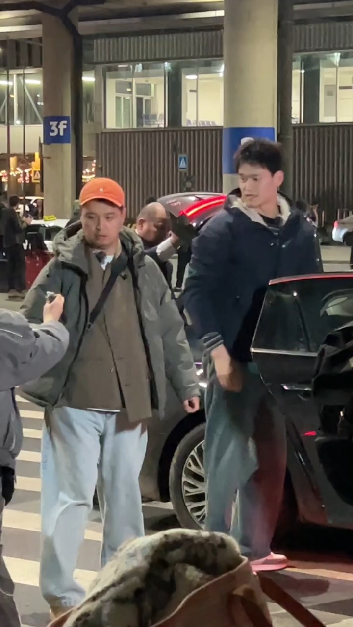 SWim进行时 『10011』20260318 圣彼得堡偶遇高出车子半个人cr?