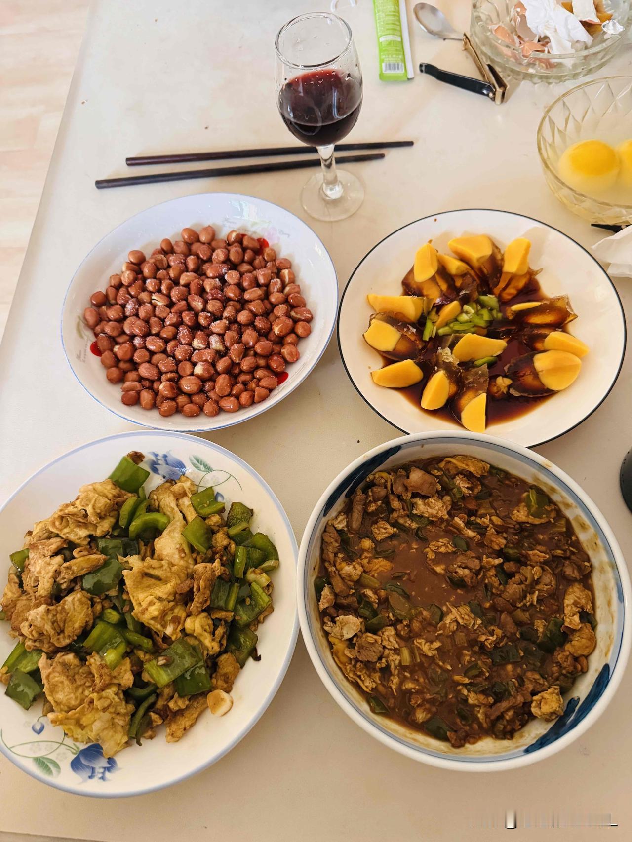 今天是末伏的第一天，俗话说：头伏饺子二伏面，三伏烙饼摊鸡蛋。

我没烙饼也没炒鸡