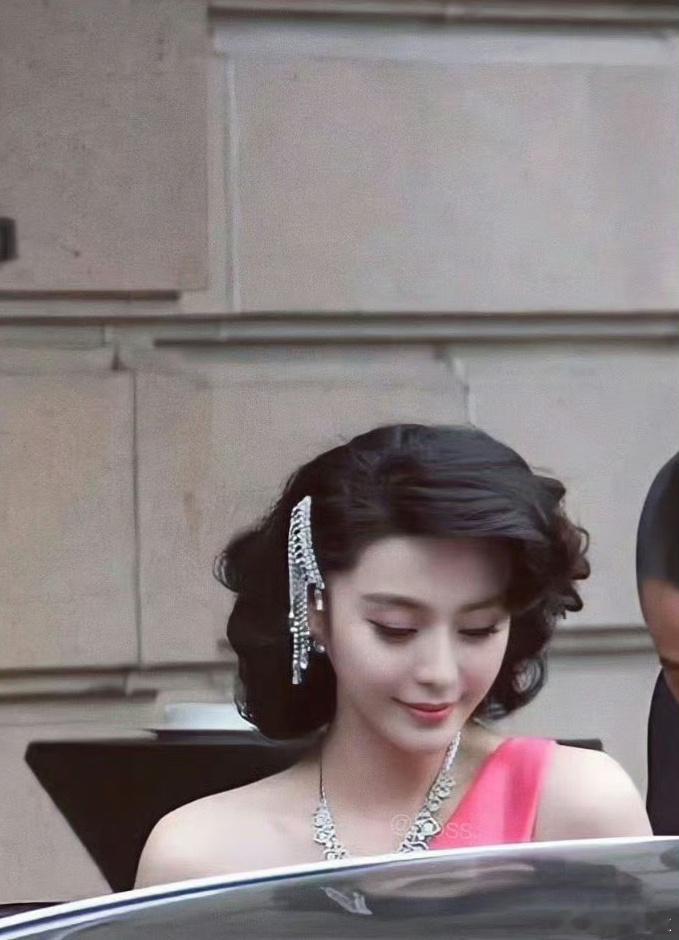 这可是范冰冰啊，美的已没有合适的词语称赞她了[老师爱你] （via NET） ​