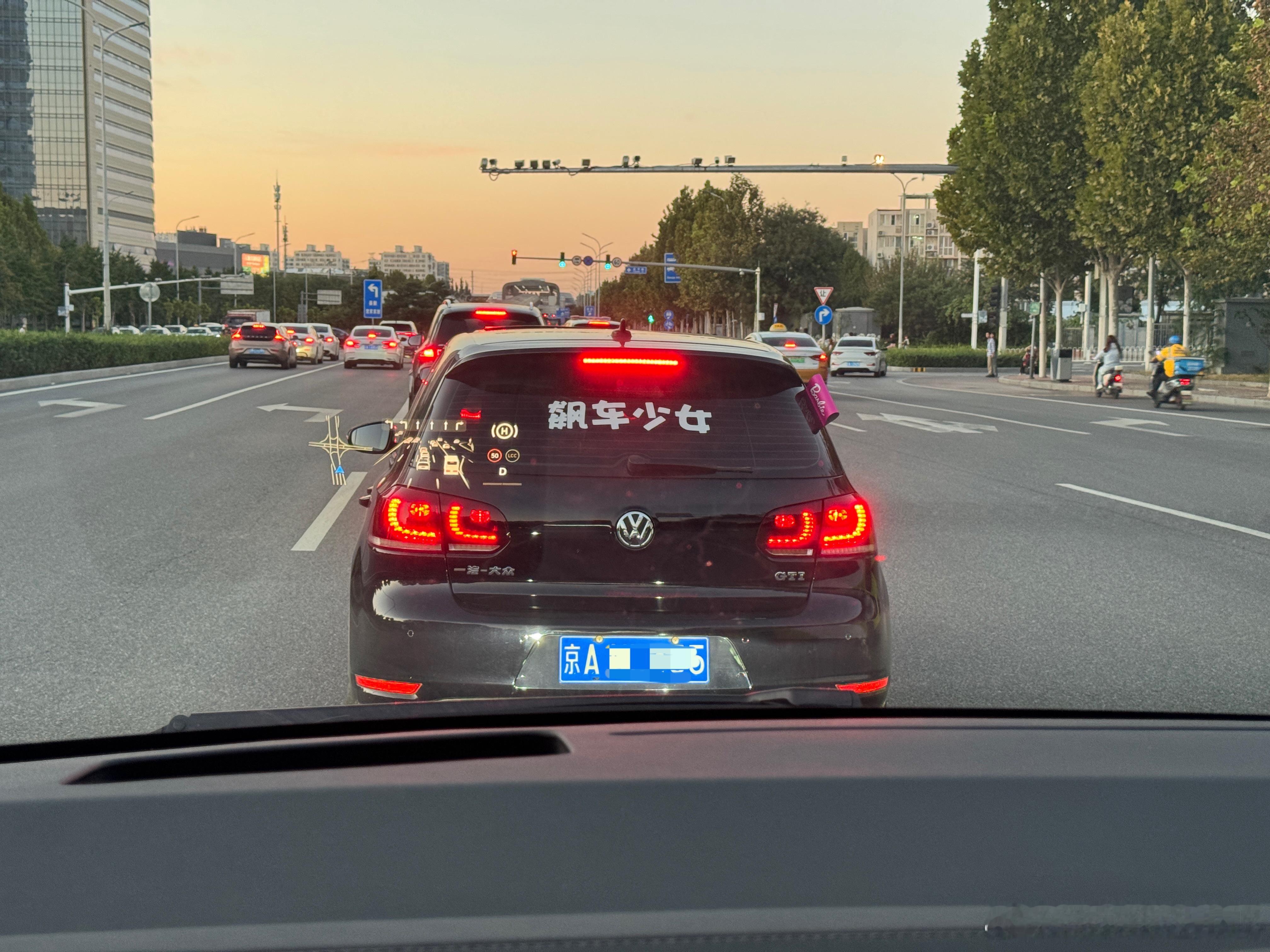 “飙车少女”……怕了怕了 精神小妹儿？  ​​​