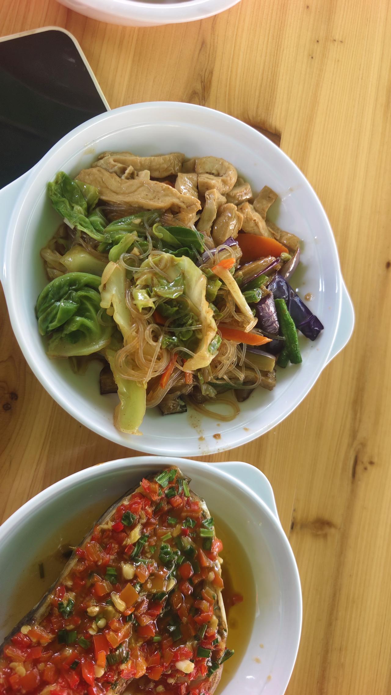 和小胖又去了那家盒饭，喝了两瓶啤酒才花了42，便宜是真便宜，实惠是真实惠。