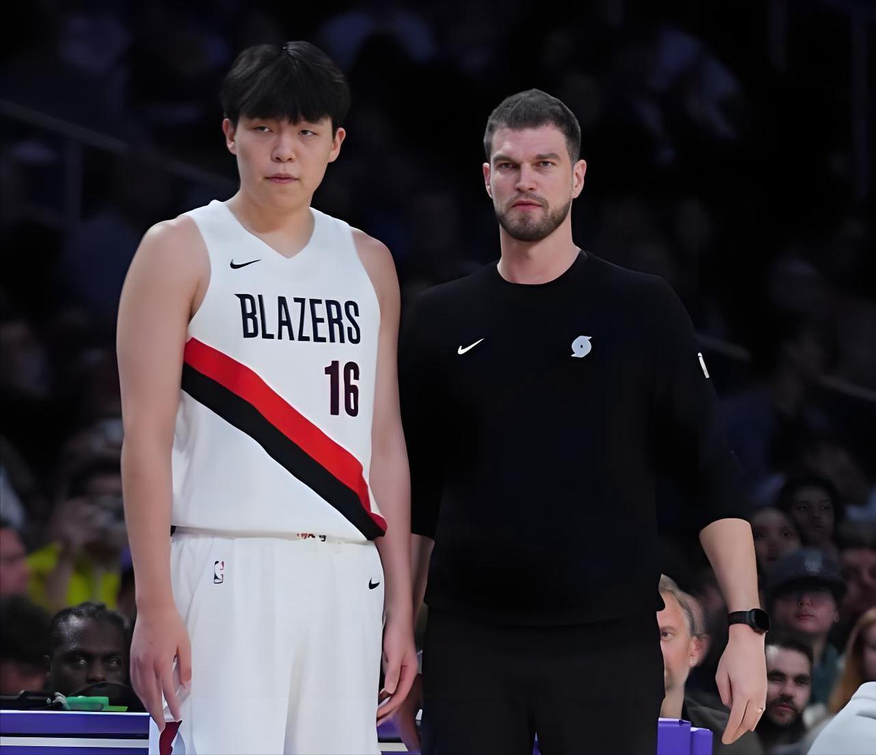 有位球迷写道：“能不能告诉我开拓者队或者其他人看中杨瀚森什么了？我实在看不出来他