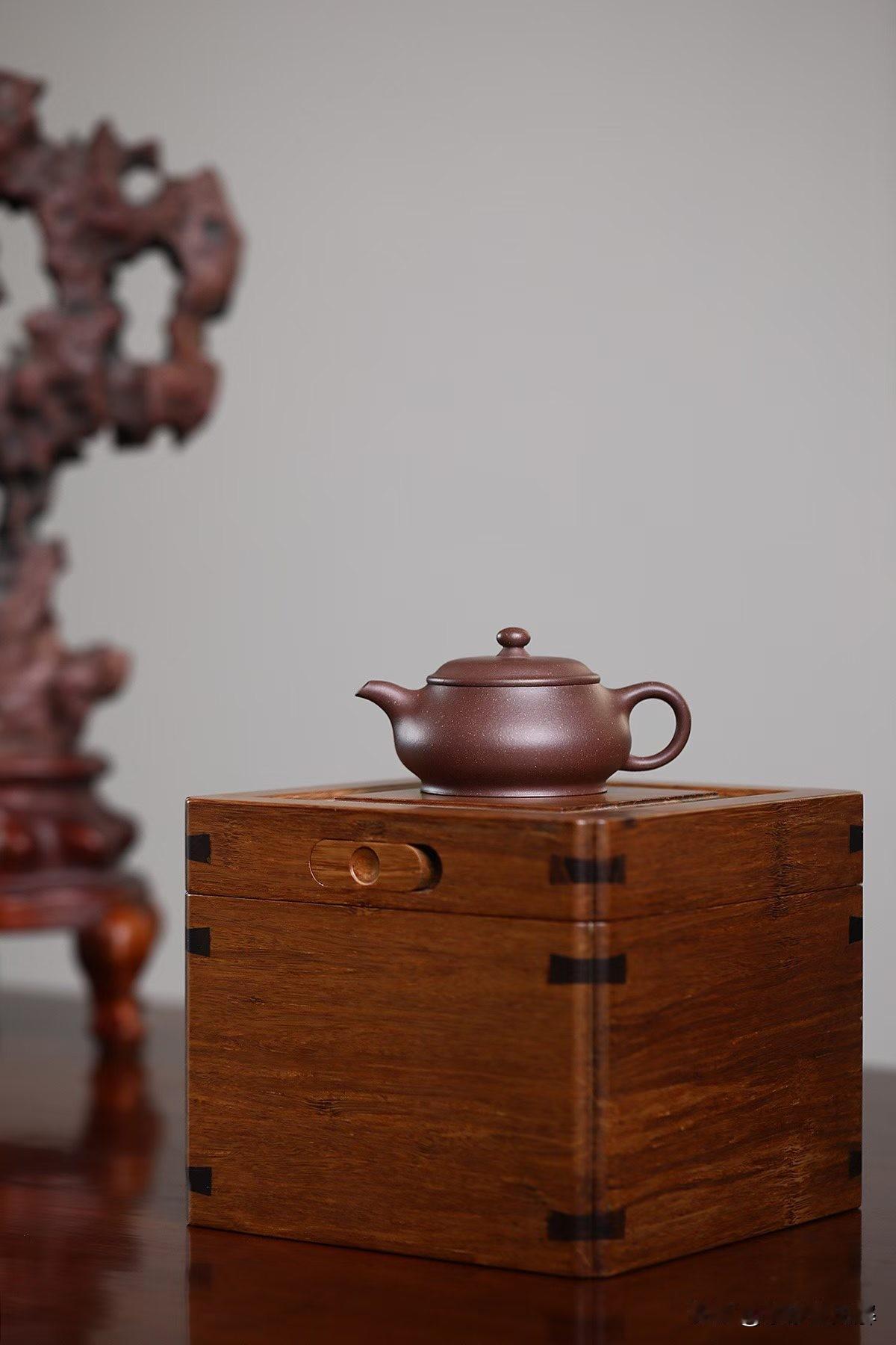 别再迷信“推墙刮底”了！全手工和半手工，真正看的是这3点！
“如何辨别全手工紫砂