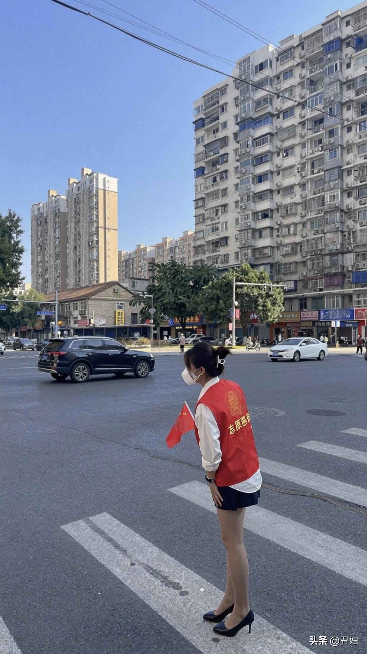 记录我的2026红马甲，交通参与志愿者，穿上这抹鲜艳的红马甲，我成为了一名交通参