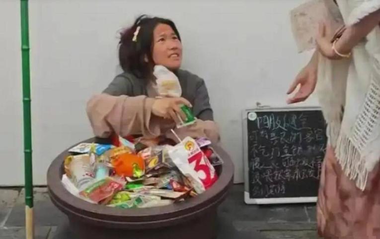 江西上饶婺女洲度假区，一名扮演女乞丐的NPC被游客热情喂食，在网上迅速走红。
