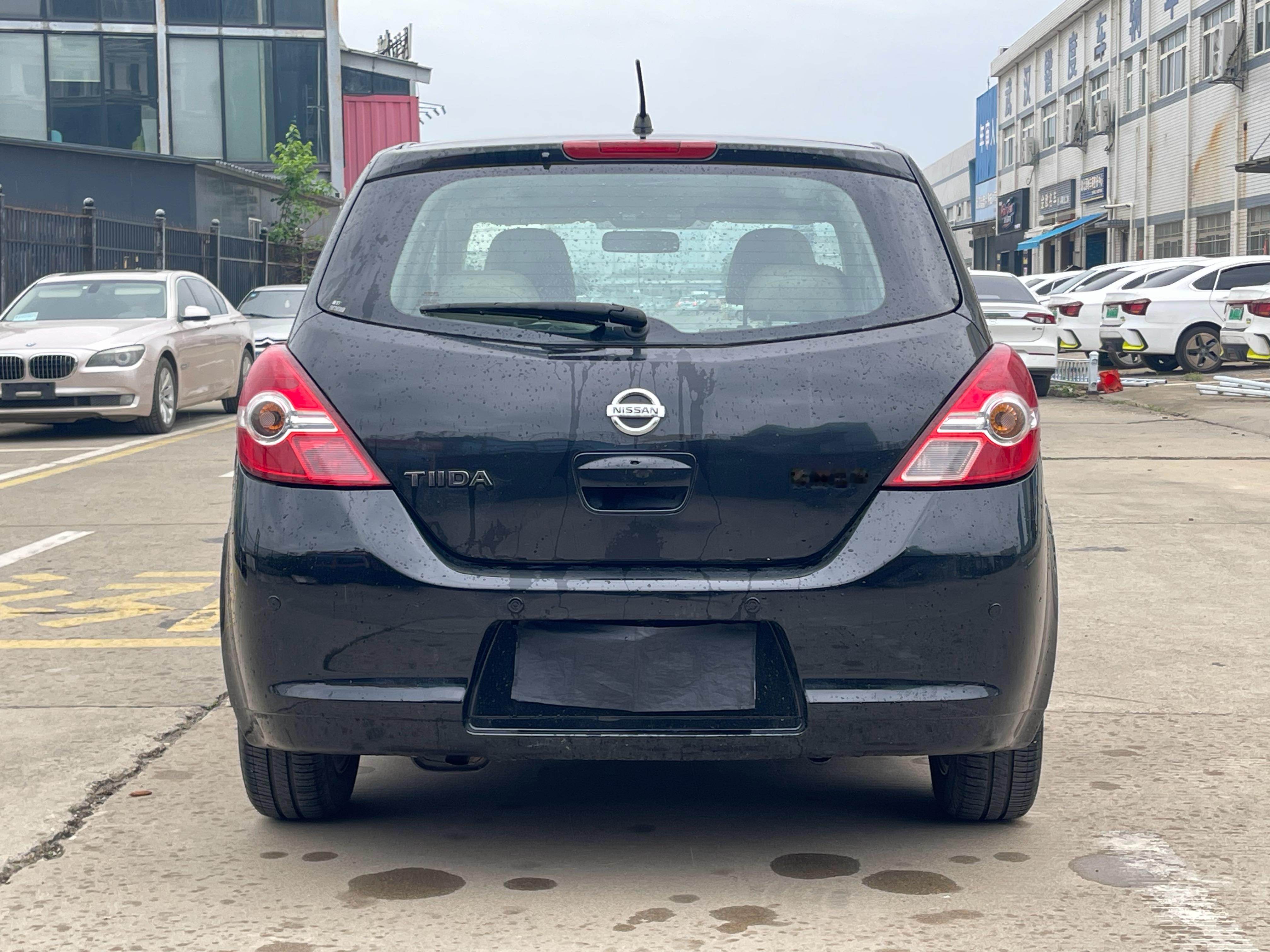 前两天05年花冠已售，今天又新到一台06年的日产骐达 。1.6L自动挡 带天窗，