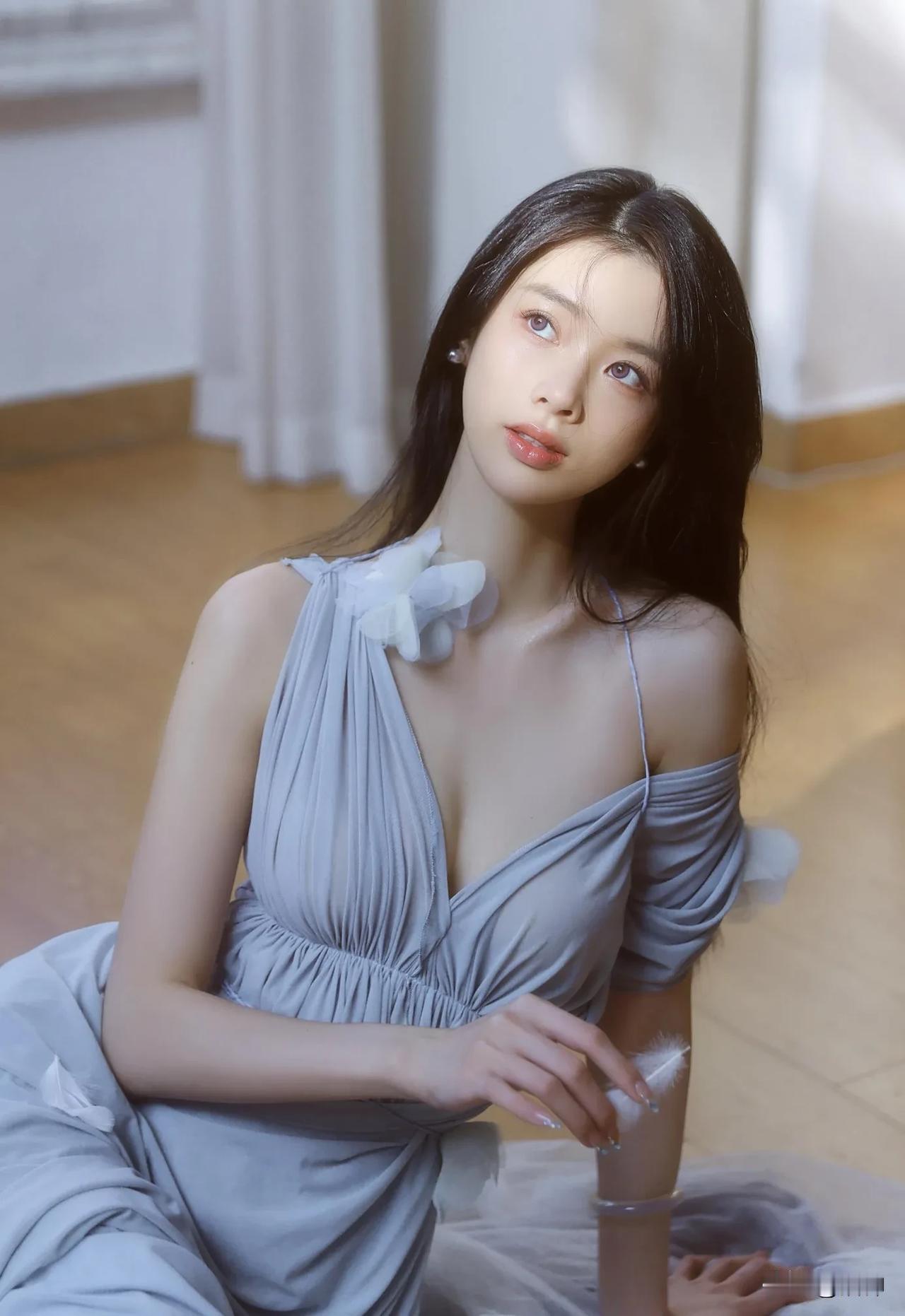 美神降临
是谁家的在逃女爱豆
翁凡茜也太好拍啦！
有哪些文案惊艳了你很久? 女人