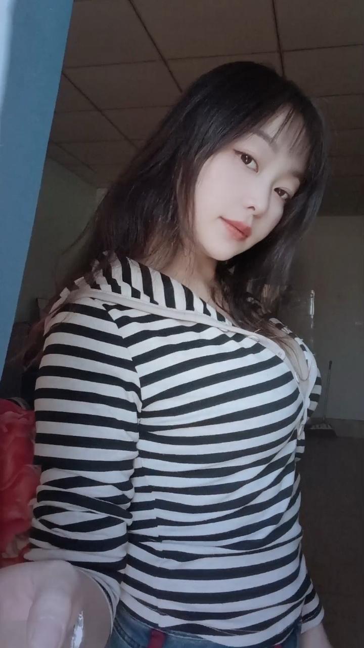 拍了很多性感的照片，不敢发朋友圈，不敢发快手，不敢发抖音，怕熟人看见，偷偷在这发